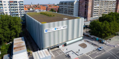 Ein großes Gebäude mit Ein- und Ausfahrt