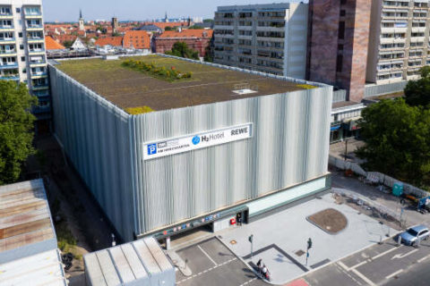 Ein großes Gebäude mit Ein- und Ausfahrt